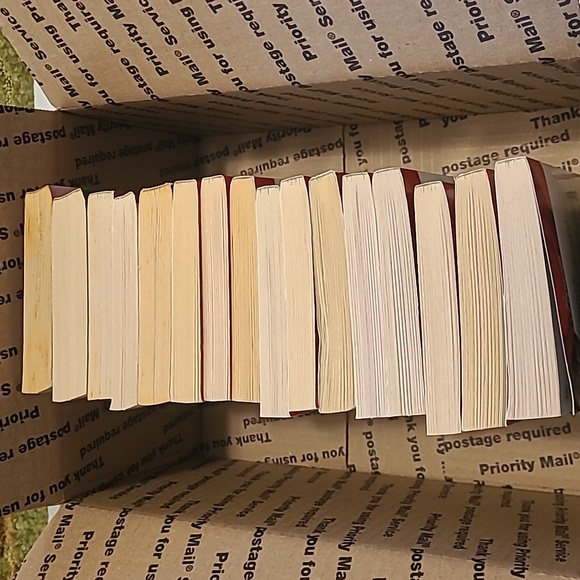 Harlequin & others Romance Bundle 16 books - Picture 4 of 10